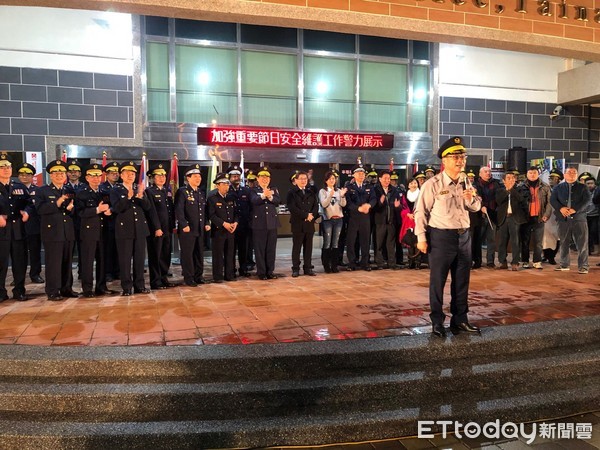▲台南市警局8日晚上，在107年加強重要節日安全維護工作執行首日，舉行警力展示校閱活動，展現出的堅強陣容，就是對台南治安維護的最大保證。（圖／警方提供）