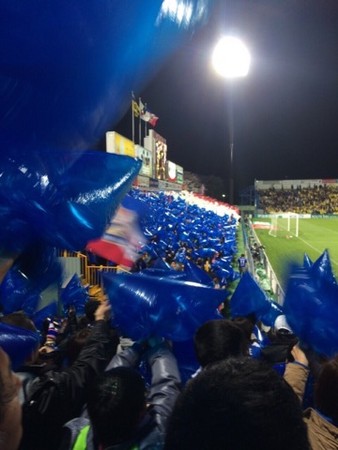 ▲日本J聯盟也有使用藍色塑膠袋應援的傳統。（圖／球迷提供）