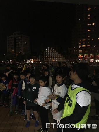 ▲日本球迷穿上加油台灣的應援衣。（圖／記者王詩涵攝）