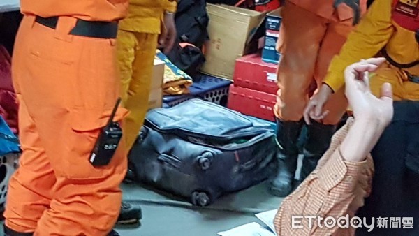 ▲搜救人員在雲門翠堤大樓213號房門廁所旁邊發現一黑色行李箱，疑似為蘇男所有。（圖／記者楊佩琪攝）