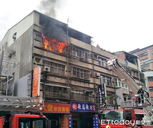 ▲蘆洲區中山一路傳火警，所幸男子被救出後無大礙。（圖／記者林煒傑翻攝）