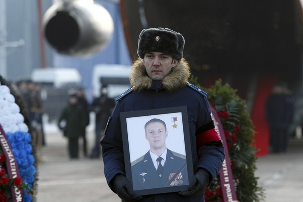 ▲ 俄羅斯軍方8日為敘利亞戰役中犧牲的少校菲利波福舉行葬禮。（圖／達志影像／美聯社）