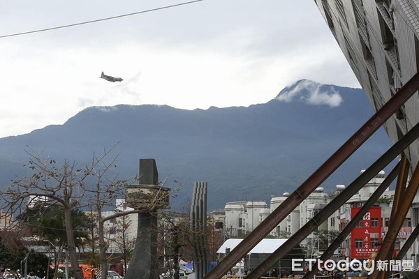 ▲▼新加坡空軍C-130運送救災物資飛抵花蓮基地，經過雲門翠堤大樓（雲翠）上空。（圖／記者季相儒攝）