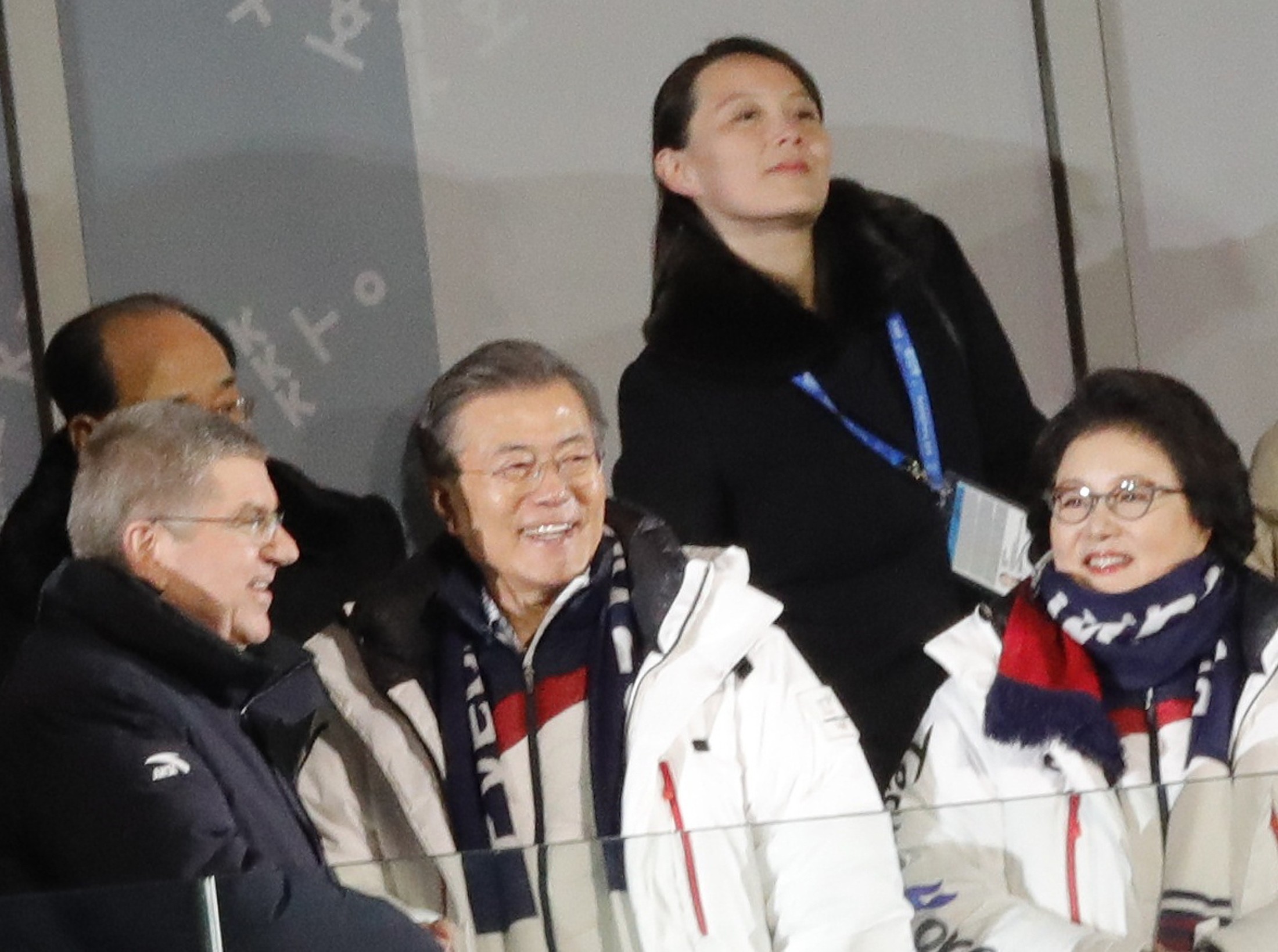 ▲南韓總統文在寅與北韓領導人金正恩胞妹金與正握手，一同觀看平昌冬奧開幕式。（圖／路透社）
