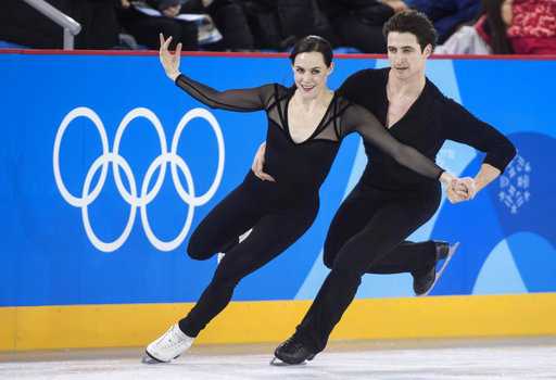 ▲平昌冬季奧運加拿大開幕典禮掌旗官Tessa Virtue（女）、Scott Moir（圖／達志影像／美聯社）