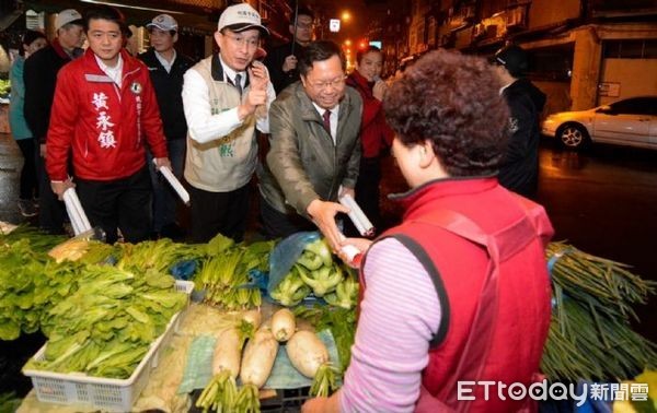 ▲天色未亮，鄭文燦前往桃園魚市場及桃園果菜市場視察，祝行口攤商新春愉快、平安幸福。（圖／桃園市政府提供）