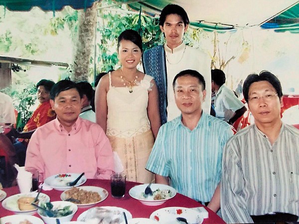 謝榮輝（右2）和黃登士（右1）參加泰籍同事婚禮。（綠河提供）