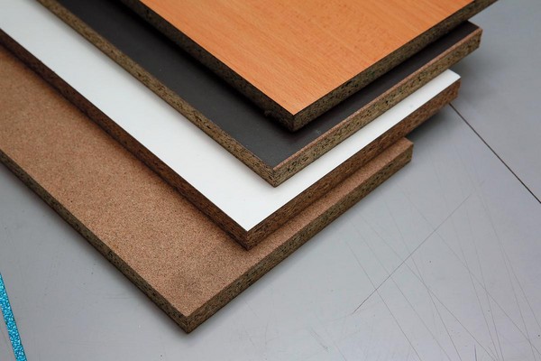 貼皮後的橡膠木塑合板是系統家具的主要原料之一。