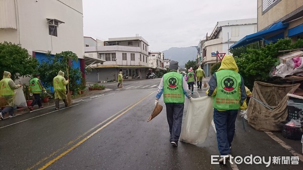 台東林管處成功工作站響應國家清潔週活動，會同成功鎮公所、清潔隊、海巡署新港安檢所、婦女聯合會成功鎮支會等單位計200多人於鎮公所廣場，攜手一起清潔成功鎮的街道巷弄。（圖／台東林管處提供）