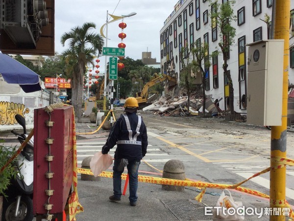 花蓮強震搶救工作仍在進行中，花蓮市公所已展開公共設施搶修作業，且宣布近期內由花蓮市公所主辦的活動一律取消。市長魏嘉賢籲請花蓮鄉親共體時艱，並為災民祈福。（圖／花蓮市公所提供）