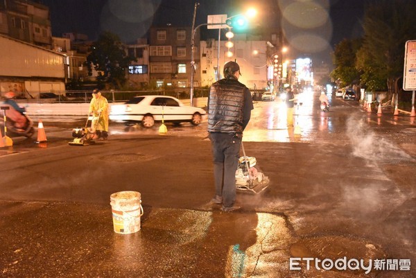 花蓮強震搶救工作仍在進行中，花蓮市公所已展開公共設施搶修作業，且宣布近期內由花蓮市公所主辦的活動一律取消。市長魏嘉賢籲請花蓮鄉親共體時艱，並為災民祈福。（圖／花蓮市公所提供）