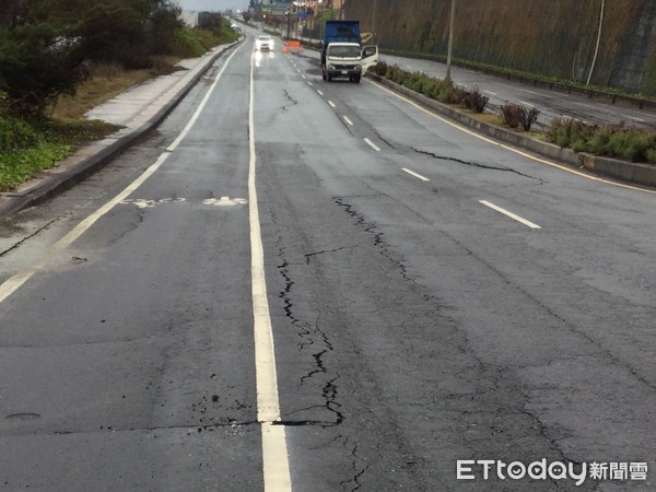 花蓮強震搶救工作仍在進行中，花蓮市公所已展開公共設施搶修作業，且宣布近期內由花蓮市公所主辦的活動一律取消。市長魏嘉賢籲請花蓮鄉親共體時艱，並為災民祈福。（圖／花蓮市公所提供）