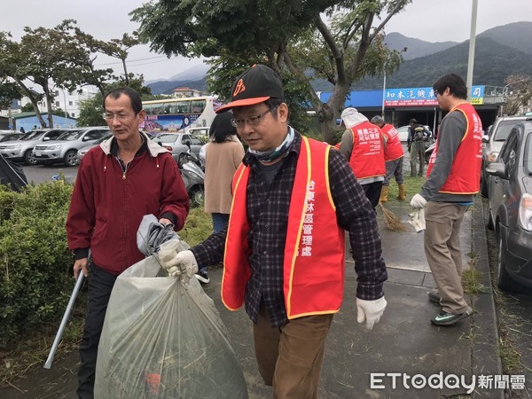 台東林區管理處知本工作站，動員站裡的同仁與知本里馬捷里長帶領熱心居民，前往台鐵知本火車站前廣場草坪及周邊區域，進行清淨家園環境清掃活動。（圖／台東林管處提供）