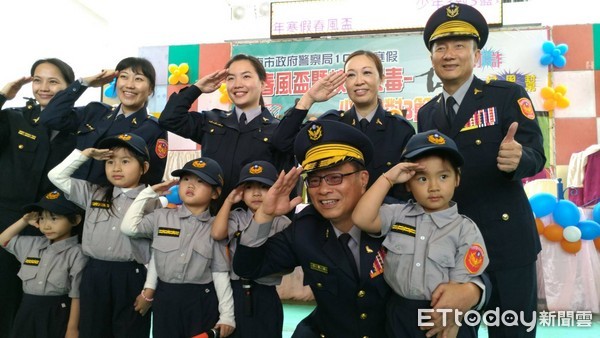 ▲台南市警局長黃宗仁（下右二），與參觀的小朋友合影。（圖／警方提供）