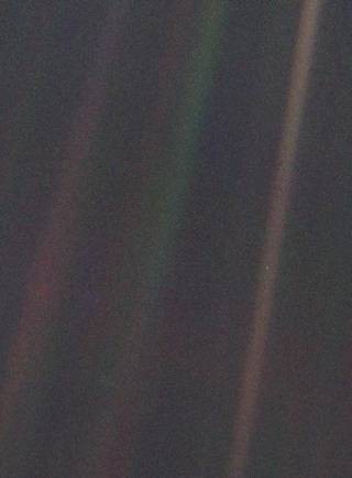 ▲▼由「航海家1號」拍攝到的《暗淡藍點》（Pale Blue Dot）著名照片，顯示出地球懸浮在太陽系漆黑的背景中。（圖／翻攝自NASA）