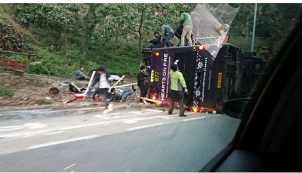 ▲▼香港大巴翻覆，造成13人當場死亡，40多人受傷。（圖／翻攝自臉書「香港突發事故報料區」）