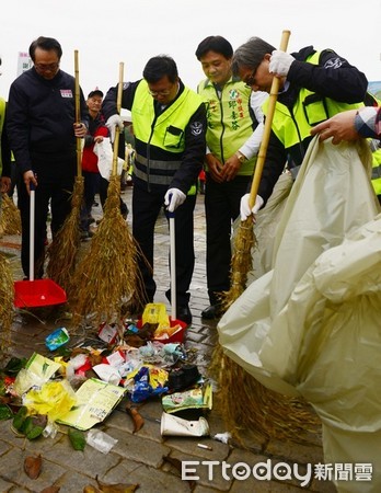 ▲桃園市政府舉辦「國家清潔週誓師活動」，由市長鄭文燦帶領約千名志工掃街，期市民乾淨舒適過新年。（圖／桃園市政府提供）