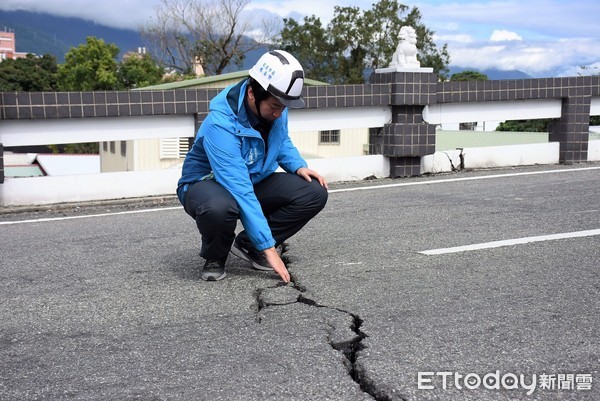 花蓮市尚志橋開始搶修作業，伸縮縫因強震擴張約15公分，結構技師評估可做搶修因應，完成修復之後，將由結構技師做搶修後結構鑑定，再視結果決定是否對外開放。（圖／花蓮縣政府提供）