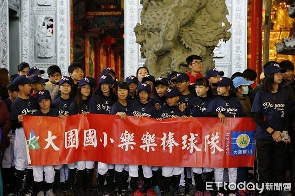 ▲民視 綜藝大集合大園仁壽宮錄影，仁壽宮「求藥籤」很靈驗。（圖／曾喜助提供）