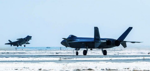 殲-20宣布列裝作戰部隊首秀，雪後訓練即景照片曝光。（圖／翻攝自微博「空軍發布」）