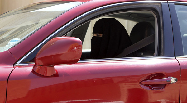 ▲▼ 阿拉伯女性開車 。（圖／路透）