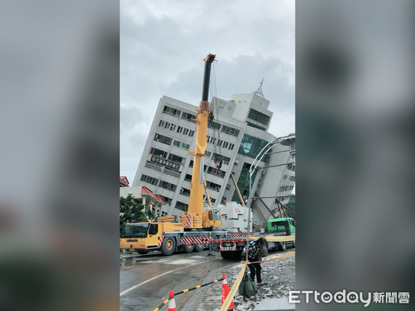 ▲▼拆除雲門翠堤大樓，將堆出4層樓高土堆，讓大型機具爬上去，再以長28公尺機械手臂，一層層往下拆。負責拆除的機械手臂長約28公尺。（圖／記者林裕豐攝）