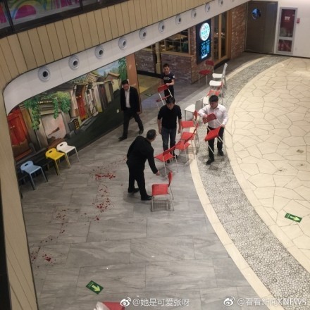 ▲▼ 狂男北京商場砍人　「血灑滿地」至少1死12傷。（圖／翻攝自微博）