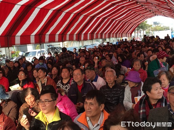 ▲沈震東號召「千人點燈為震災祈福」活動。（圖／記者林悅攝）