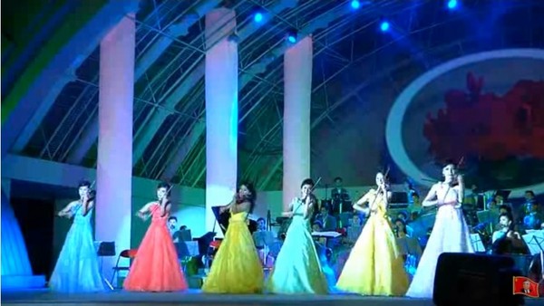 ▲▼北韓三池淵管弦樂團的女小提琴家正在演奏，每個人身上都穿著色彩華麗的晚禮服。（圖／翻攝自YouTube）