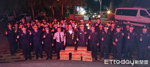 台東縣警察局長劉崇智與台東縣義警大隊長吳景槐，至成功警分局慰勞辛苦的執勤員警及義警、民防等協勤民力。（圖／台東縣警察局提供）