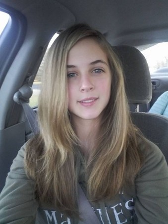 ▲▼美國俄亥俄州（Ohio）13歲少女凱爾西（Kelsey）為了慶生而染髮，她的頭髮之後卻大幅減短，原來是她的爸爸做出懲罰。（圖／翻攝自臉書／Christin Johnson）