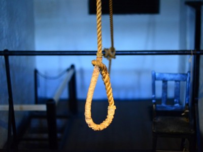 酒醉地铁随机伤人被捕 他警局厕所「皮带上吊身亡」