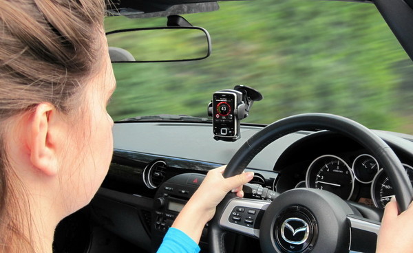 在車上拿出手機就罰你5000元　法國修法遏止低頭族歪風（圖／翻攝自Carscoops）