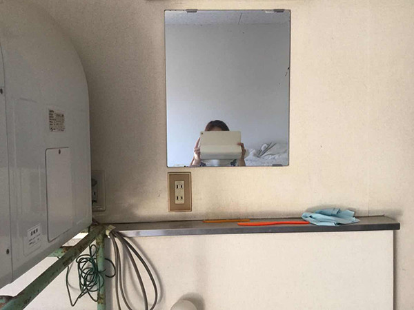 ▲▼6名女子在日本打工，某日發現宿舍浴室竟插著充電器模樣的攝影鏡頭，驚覺被偷拍。（圖／翻攝自澎湃新聞）