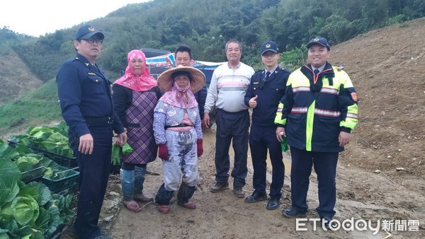 吳姓民眾等6人所駕駛的貨車在西寶山海拔1000公尺處，因產業道路泥寧又溼滑，導致車輛陷入水溝動彈不得，警方使用四輪傳動車上的粗繩拉車，後方人員持續往前推，費了九牛二虎之力才將該車及人員順利救出。（圖／鳳林分局提供）