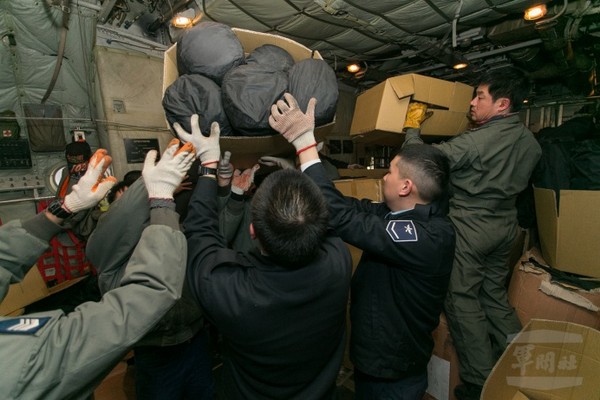 空軍C-130運輸機快速機動　馳援花蓮震災日夜無休