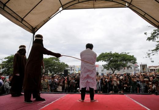 ▲▼ 印尼亞齊省男同志受到公開鞭刑。（圖／路透社）