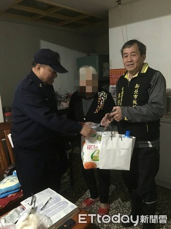 ▲板橋警主動關心轄區內弱勢，致贈生活物資及慰問金。（圖／記者林煒傑翻攝）