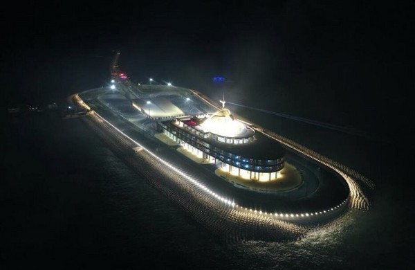 ▲▼各式燈光亮起，夜裏的港珠澳大橋東人工島，如同一艘巨輪。（圖／南方網）
