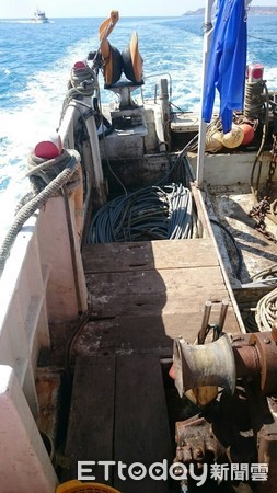 澎湖海巡14日巡獲非法電魚的漁船。（吐／記者吳欣晏翻攝）