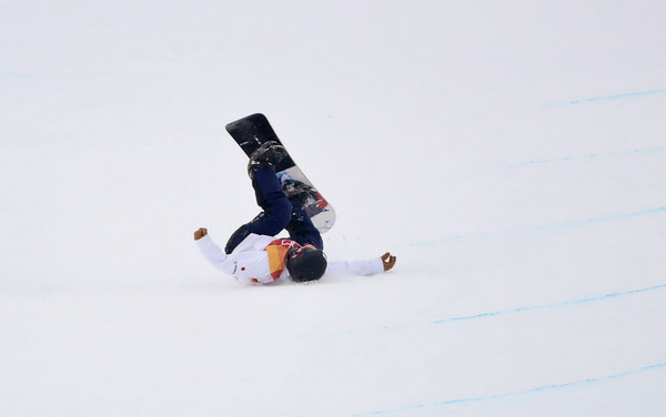 ▲▼ 戸塚優斗在單板滑雪男子半管賽中失誤跌落賽道。（圖／路透）