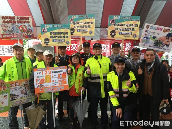 ▲▼ 大同分局民生西路派出所率員到大稻埕公園實施預防犯罪掃街宣導活動。（圖／記者張曼蘋翻攝）