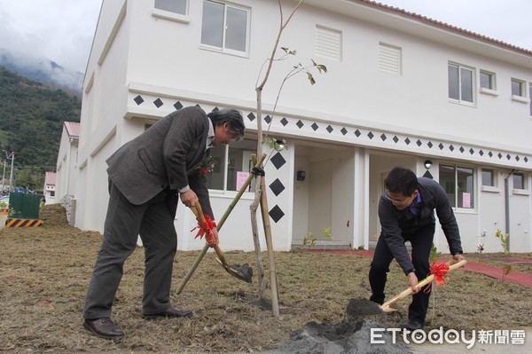 台東縣政府辦理「莫蘭蒂颱風災後延平鄉紅葉村永久屋」完工祈福典禮，紅葉村鄉親以「八部合音」向祖先傳達訊息並感謝縣長黃健庭及各界協助。（圖／台東縣政府提供）