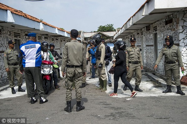 ▲▼印尼泗水警方突襲當地賓館，逮捕多名未婚情侶。（圖／CFP）