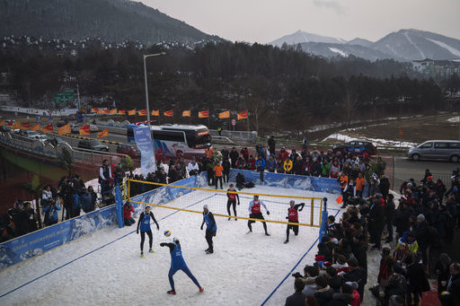 ▲▼        平昌冬奧期間舉行的雪地排球表演賽     。（圖／達志影像／美聯社）