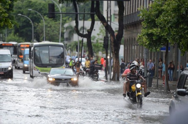 ▲▼ 里約暴雨襲擊釀至少4死！　巴西嘉年華才剛結束。（圖／翻攝自推特／@Themebar）