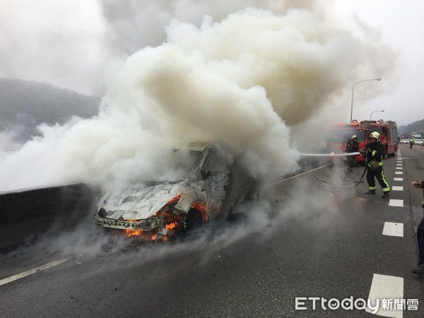 ▲▼國道火燒車警消前往灌救，所幸無人員傷亡，但小客車全毀。（圖／桃園市消防局提供）