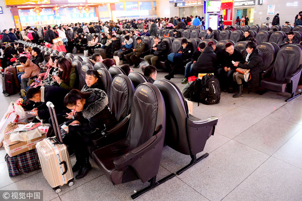 ▲瀋陽火車站按摩椅。（圖／視覺中國）