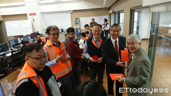 交通部長賀陳旦率同公路總局長陳彥伯至公路總局第四區養護工程處交通管理及控制中心，除關切連續假期疏運狀況外，並發放新春賀禮慰勉值勤人員工作辛勞。 （圖／公路總局提供）