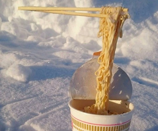 ▲▼ 日本網友的泡麵變「天然食物模型」，零下22度就能辦到。（圖／翻攝自Facebook／Hiroyasu Nakada）